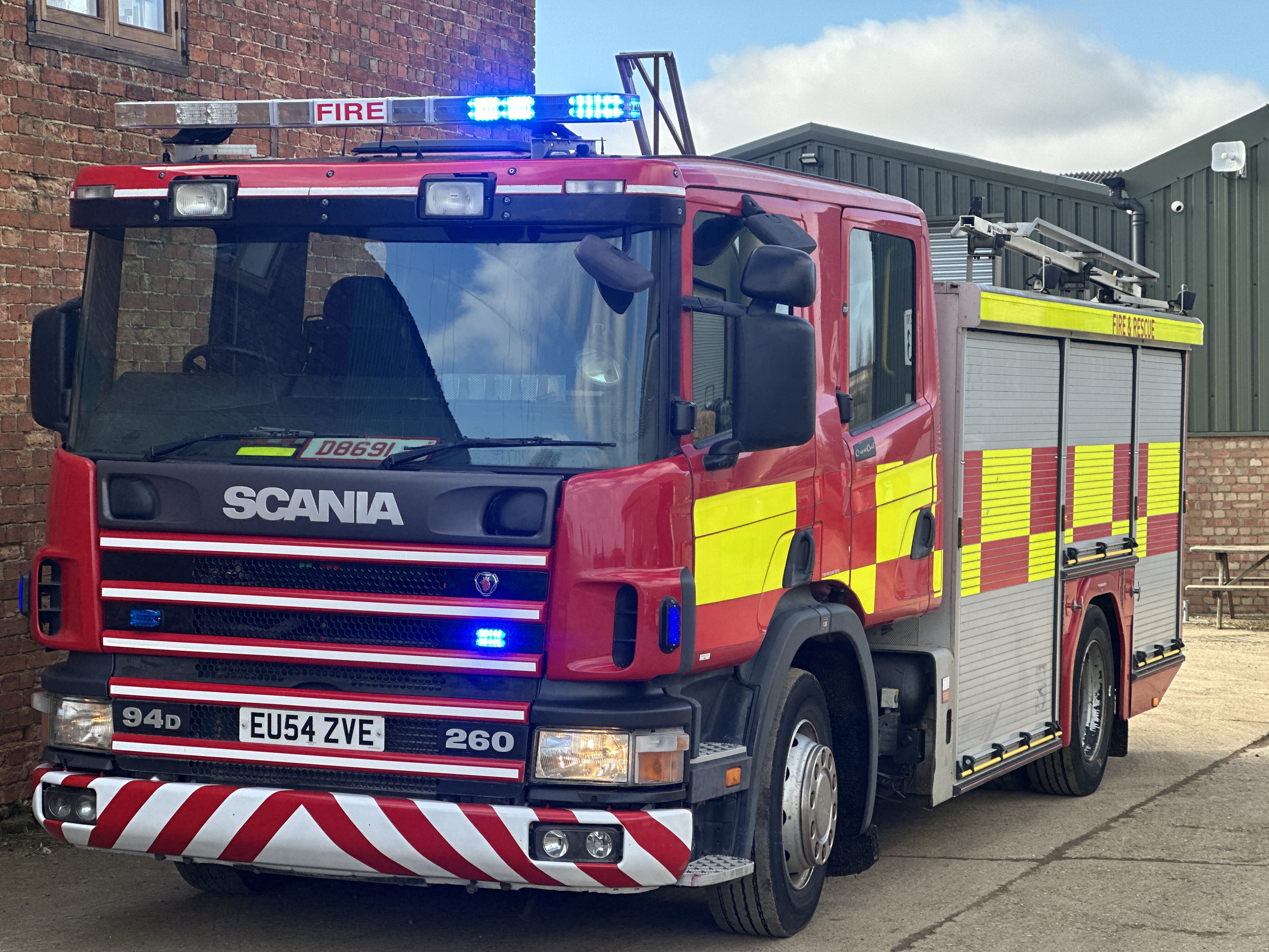 Blue lights on a Scania appliance